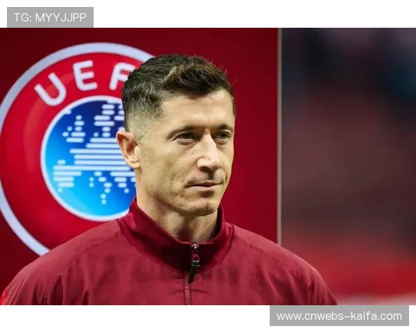 诺坎普球迷高歌致敬莱万，波兰射手攻入回归主场首球